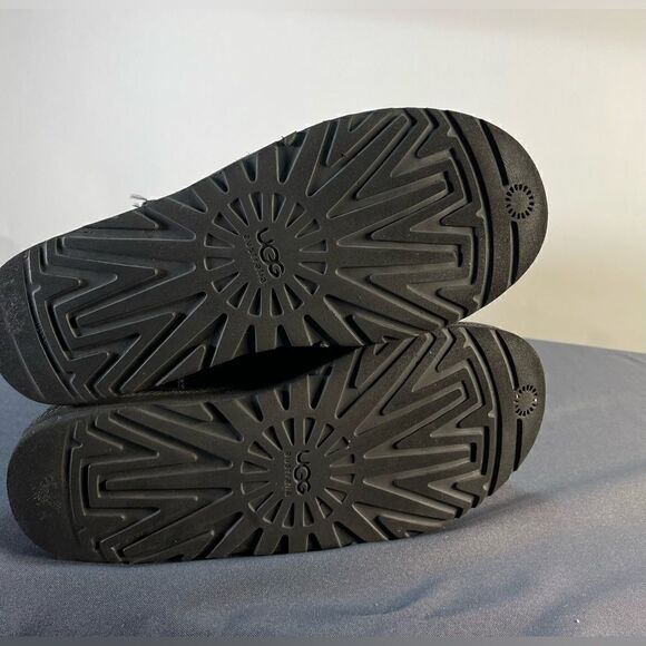 UGG - Black Traditional Boots - Picture 4 of 9